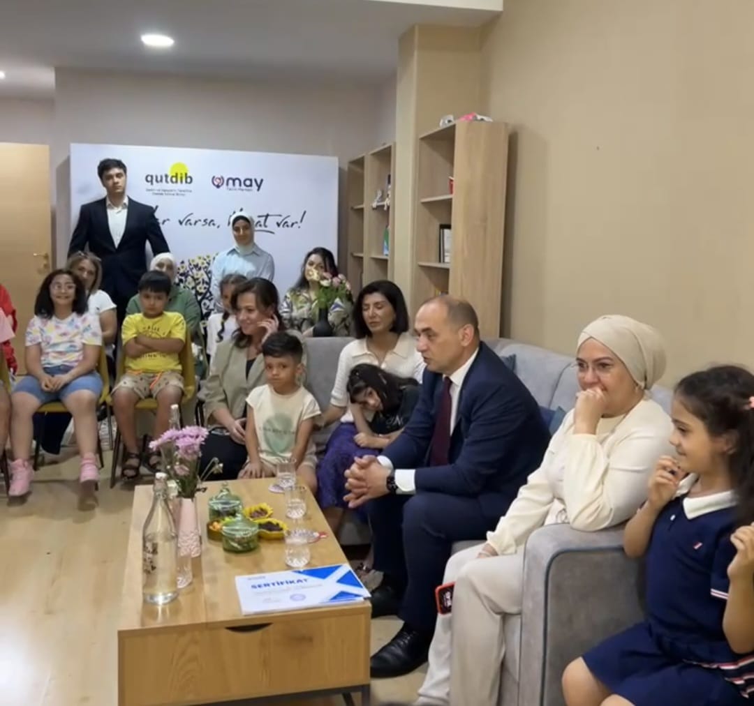 Balaca vətəndaşlarla böyük söhbət: Millət vəkili yay məktəbində (FOTO)